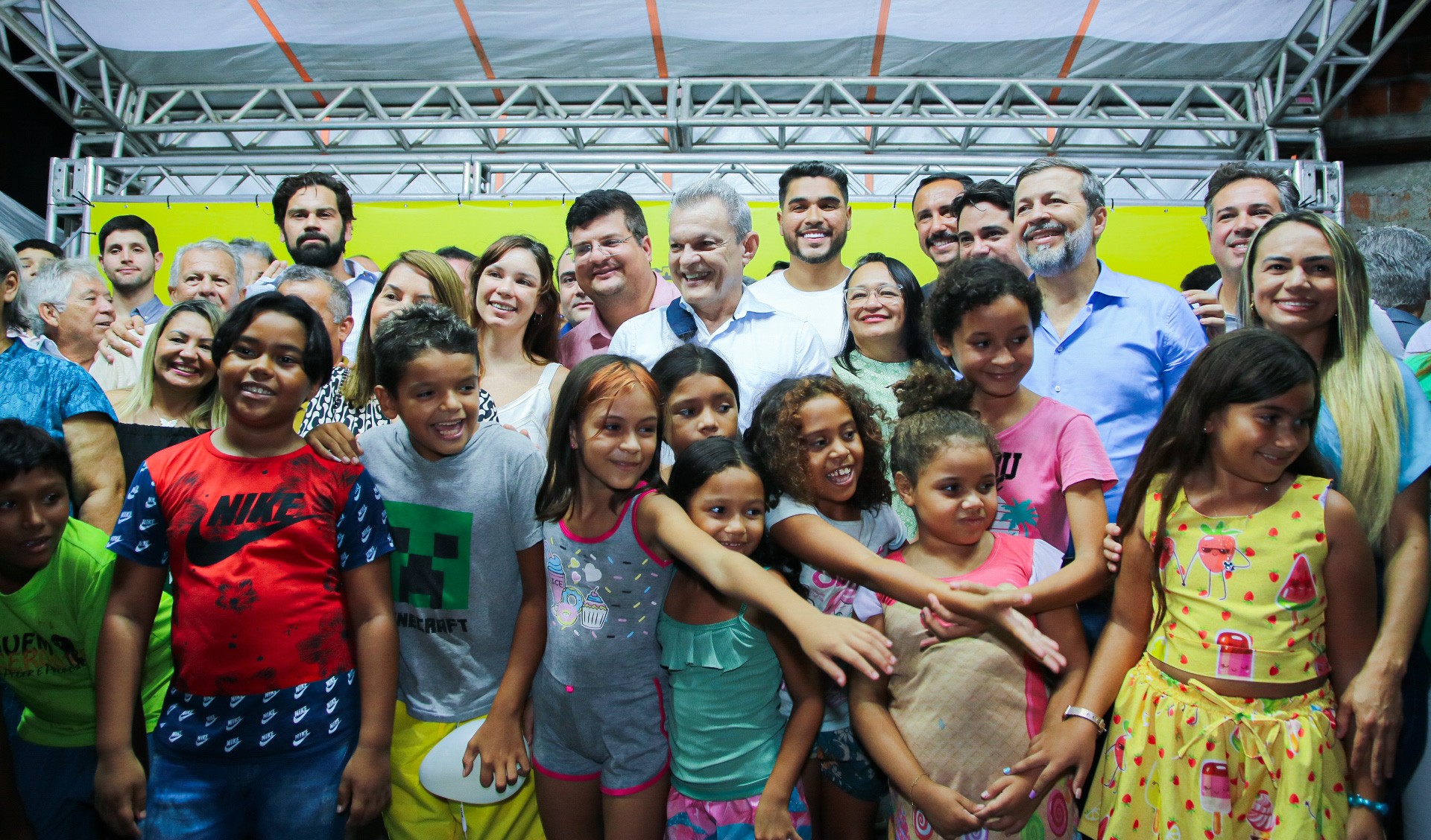 grupo de pessoas num palco